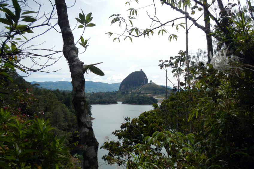 Guatapé het kleurrijke dorpje & de Giga-rots El Peñol (385m) - Colombia.nl