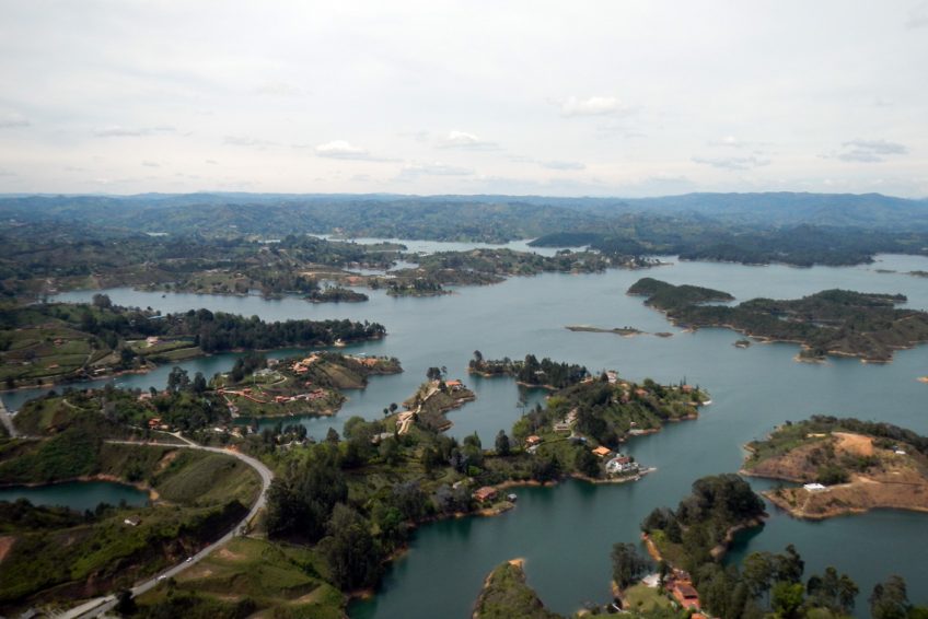 Guatapé het kleurrijke dorpje & de Giga-rots El Peñol (385m) - Colombia.nl